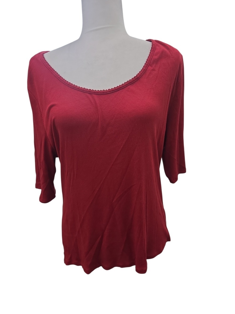 Women’s Scoop Neck Short Sleeve Top in Deep Red